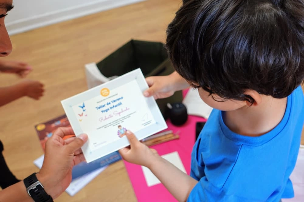 Remise de certificat de participation au yoga pour enfants