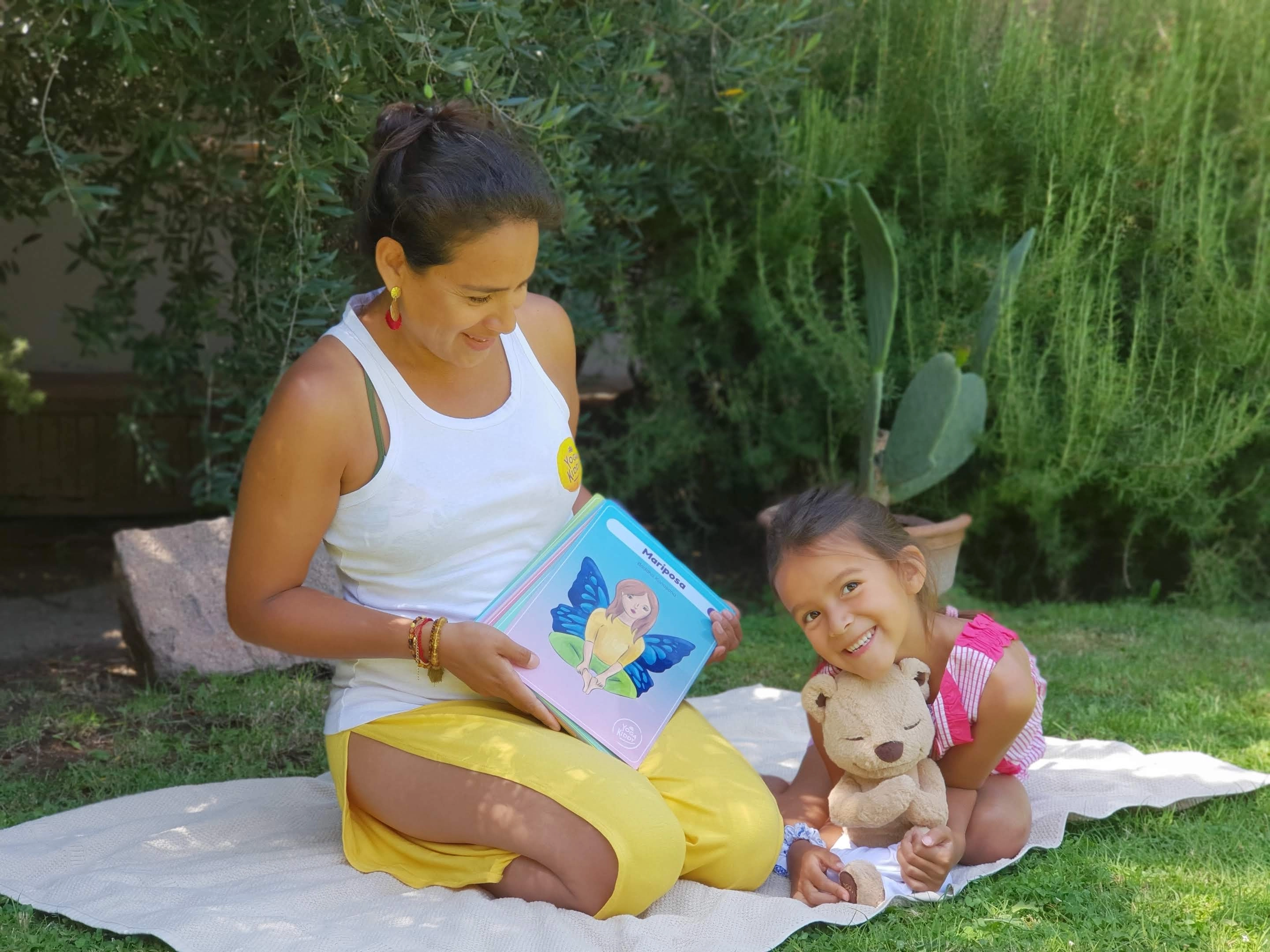 Avec ma fille Luz, jouant avec les cartes imprimées de yoga pour enfants