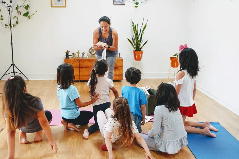 Carmen animant une séance de yoga avec des enfants