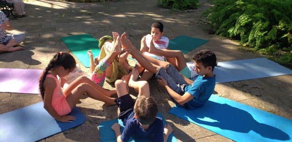 Yogis en herbe, à vos marques ! 10 jeux rigolos de yoga et de pleine conscience
