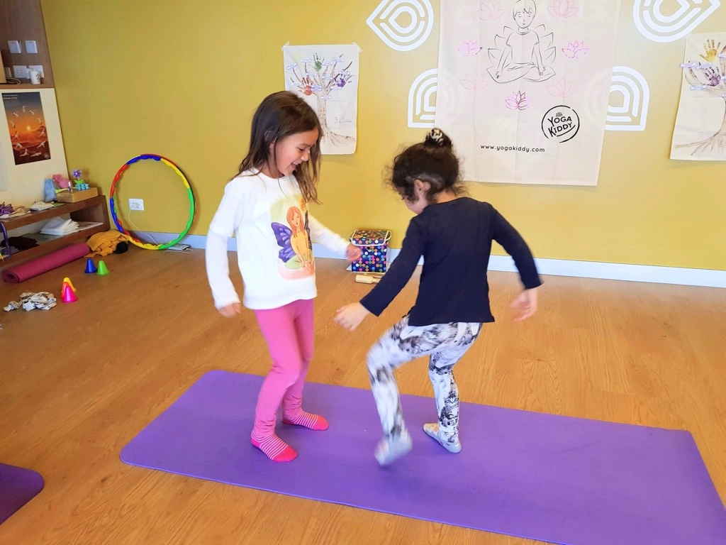 Les postures collectives de yoga pour enfants