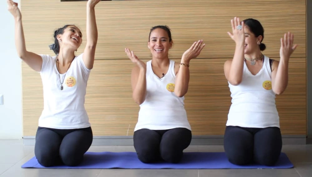 L'équipe YogaKiddy répétant les mantras durant le cours en ligne de yoga pour enfants.